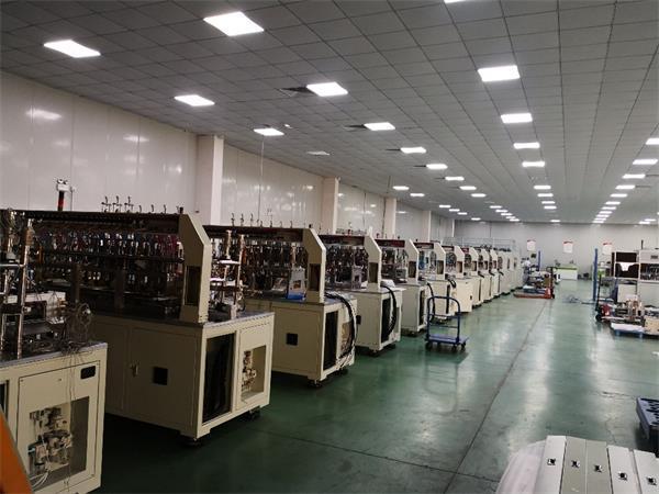 龙雨热弯机 以惊人研发速度与成就重塑电子设备制造格局